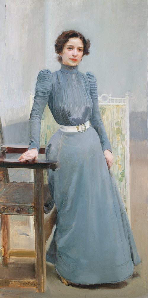 Clotilde mengenakan gaun abu-abu