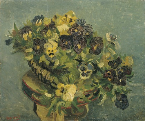 Keranjang pansy di atas meja kecil