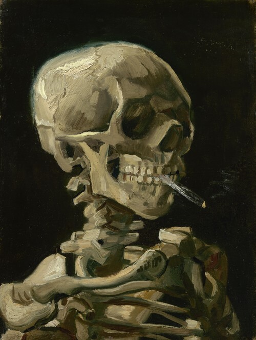 Koponya egy csontvázról égő cigarettával