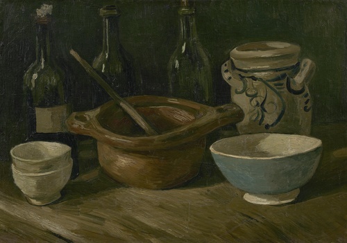 Stilleben med keramikk og flasker