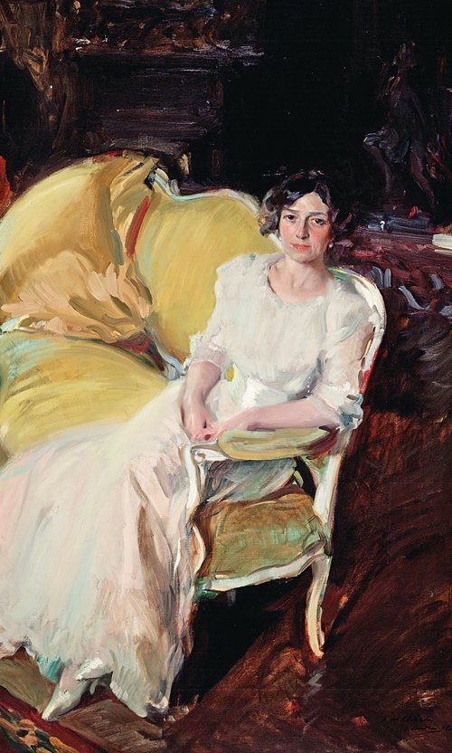 Clotilde sedící na pohovce
