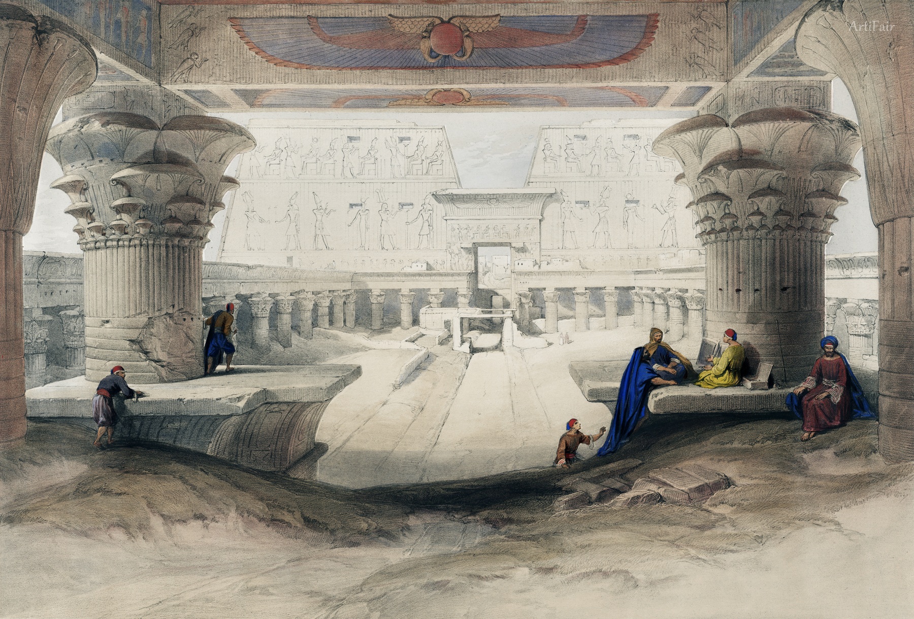 Pohled zpod portiku chrámu v Edfu v Horním Egyptě