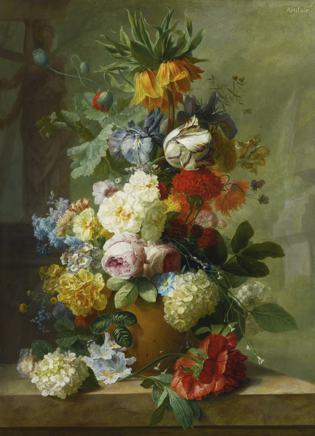 Stilleben af blomster i en vase på en marmorhylde